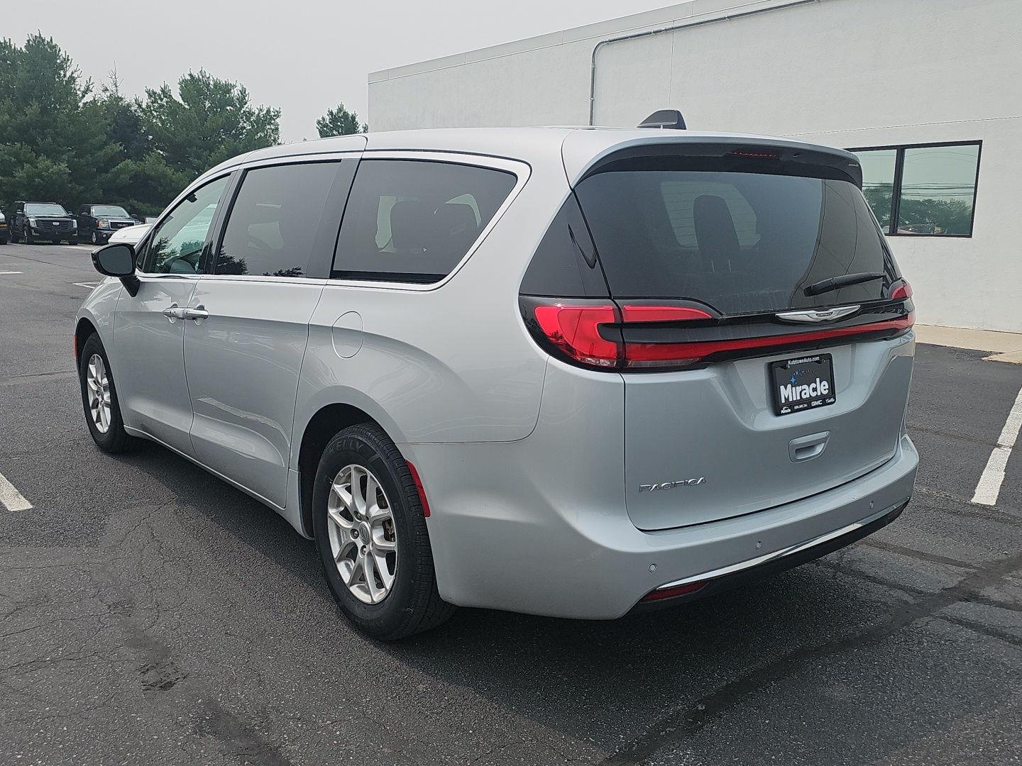 Used 2024 Silver Mist Clearcoat Chrysler Touring L image 7
