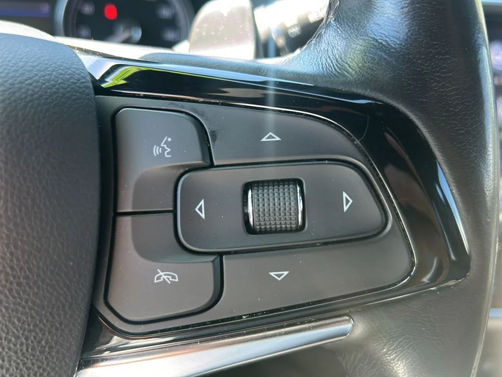 Used 2023 Blue Buick Essence image 17