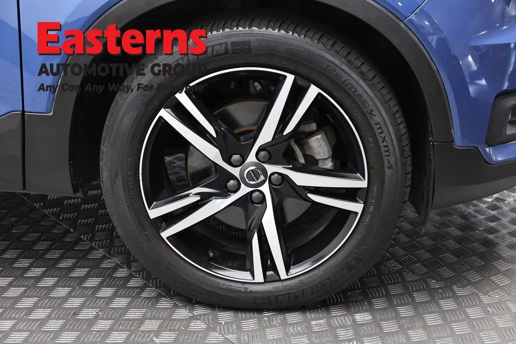 Used 2020 Blue Volvo R-Design image 31