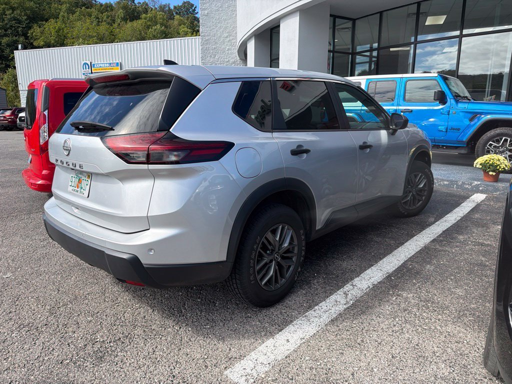 Used 2024 Silver Nissan S image 3
