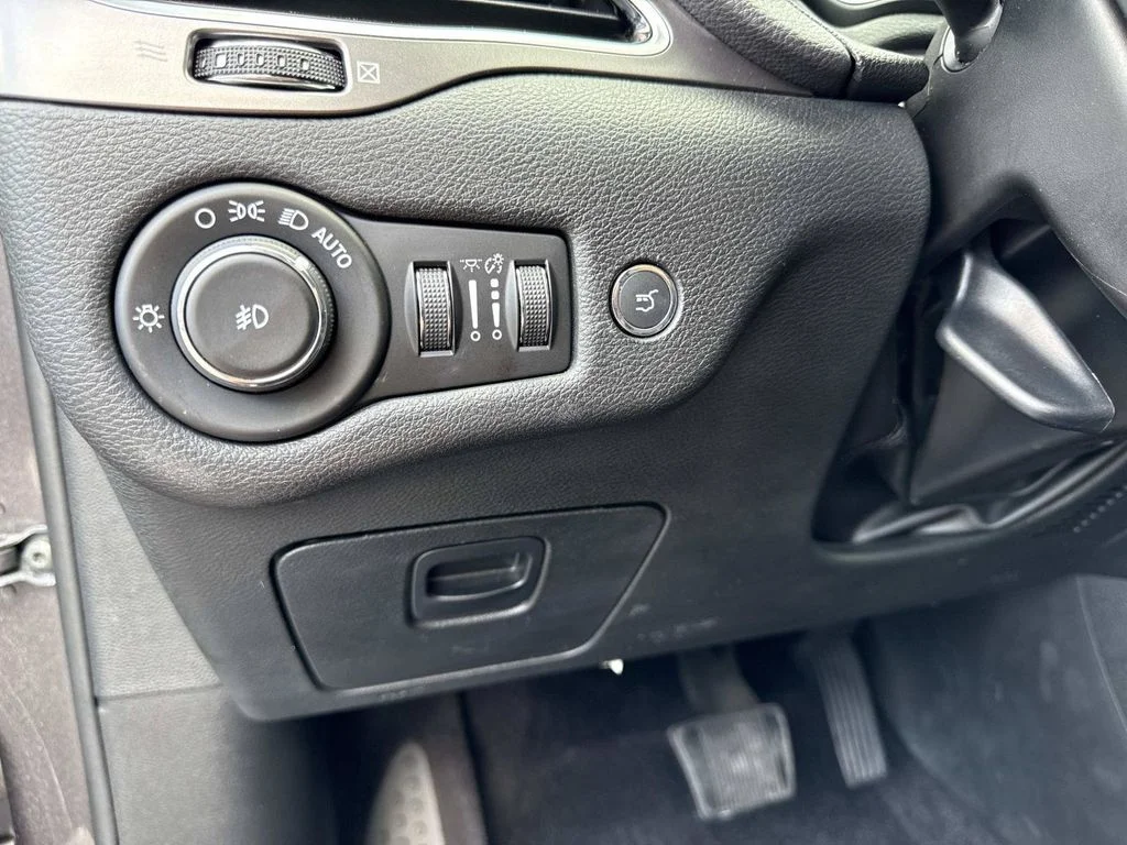 Certified Used 2019 Crystal Metallic Jeep Limited image 31