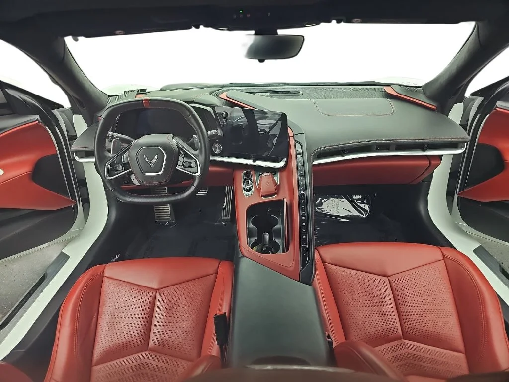 Used 2022 White Chevrolet Stingray image 9