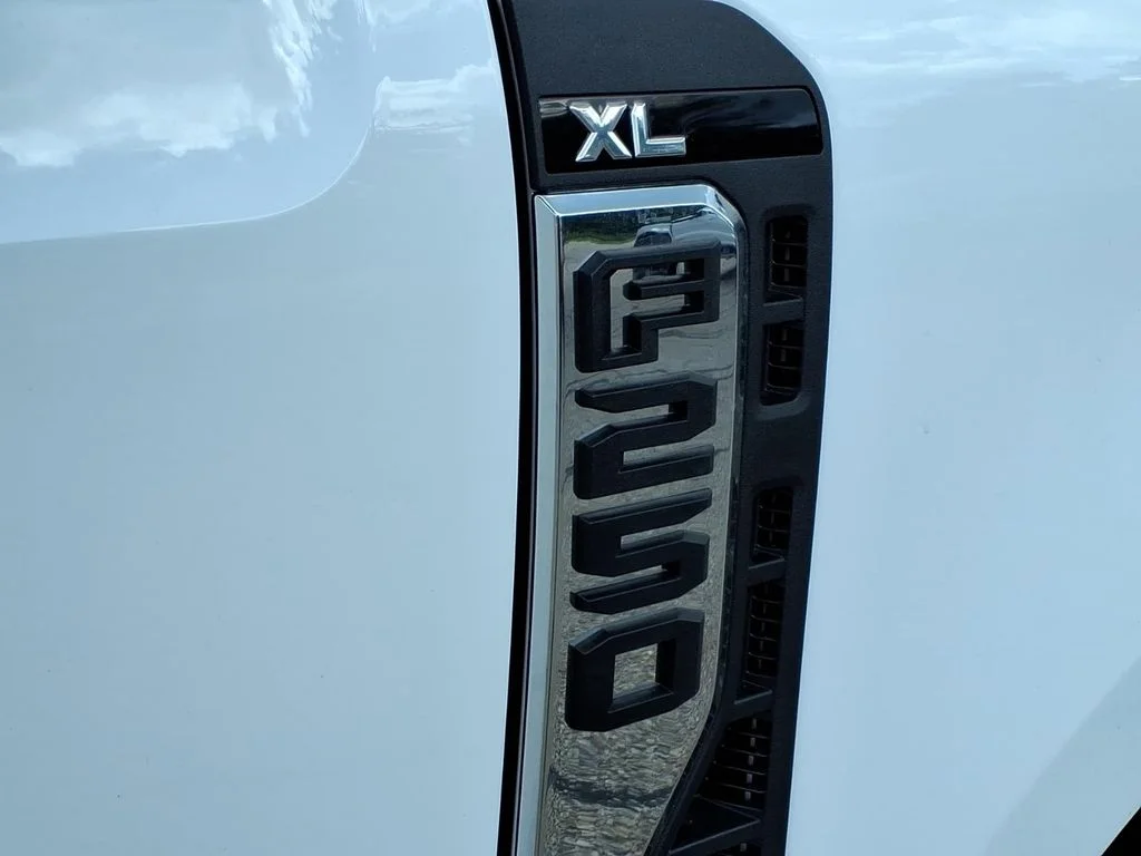 New 2026 Oxford White Ford XL image 11