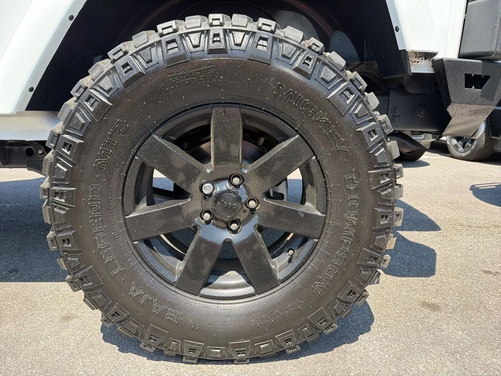 Used 2014 White Jeep Unlimited Sahara image 14