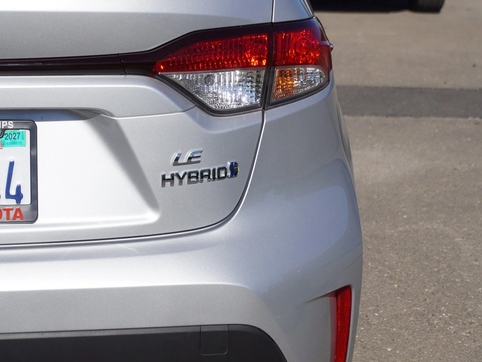 Used 2024 Classic Silver Toyota Hybrid XLE image 10
