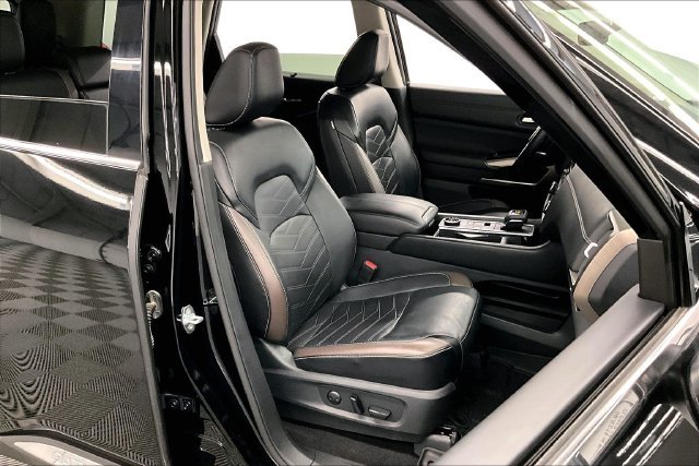 Used 2023 Super Black Nissan Platinum image 8