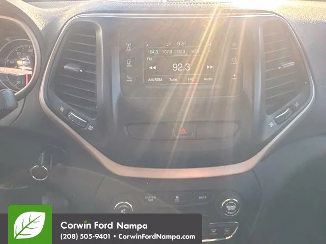 Used 2017 Red Jeep Latitude image 12