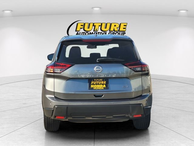 Used 2024 Gray Nissan SV image 8