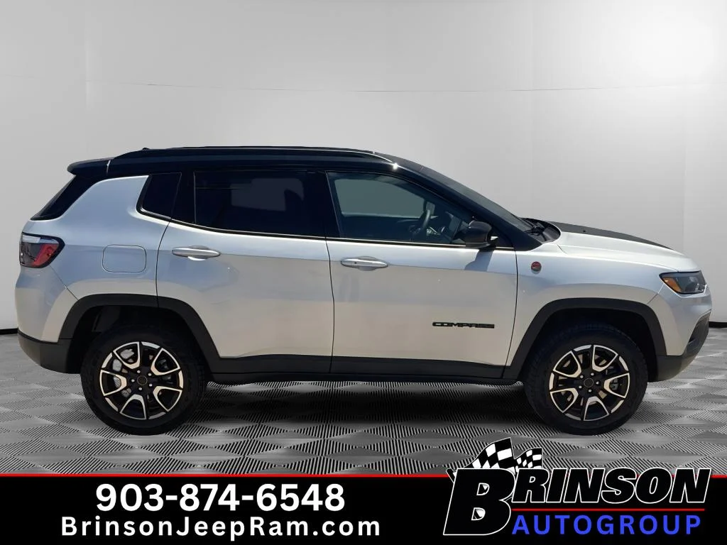 Used 2025 Silver Zynith Metallic Clearcoat Jeep Trailhawk image 8