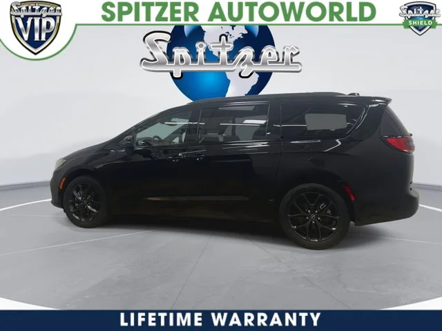 New 2026 Diamond Black Crystal Pearl-Coat Exterior Paint Chrysler Limited image 7
