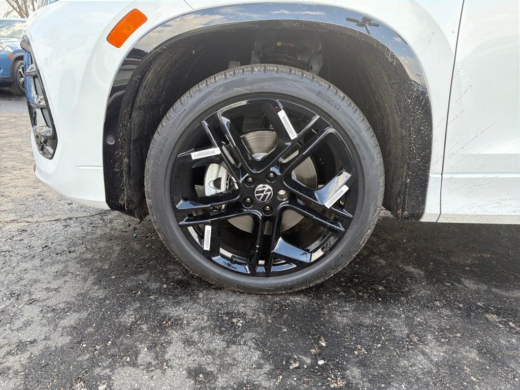 Used 2026 White/off-white Volkswagen SE R-Line Black image 28