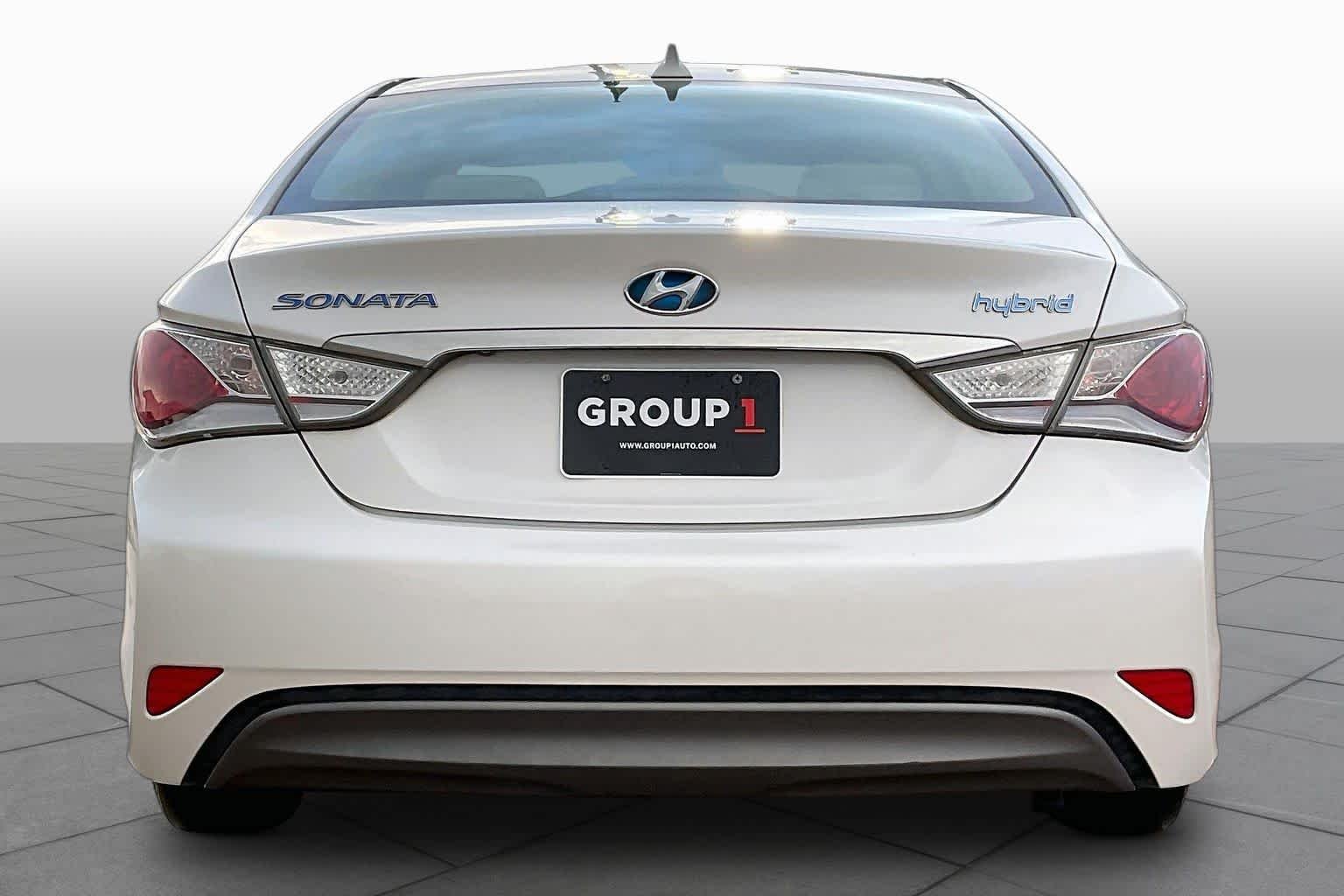 Used 2013 Porcelain White Pearl Hyundai  image 6