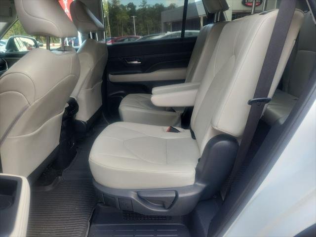 Certified Used 2024 WIND CHILL PEARL Toyota  image 27