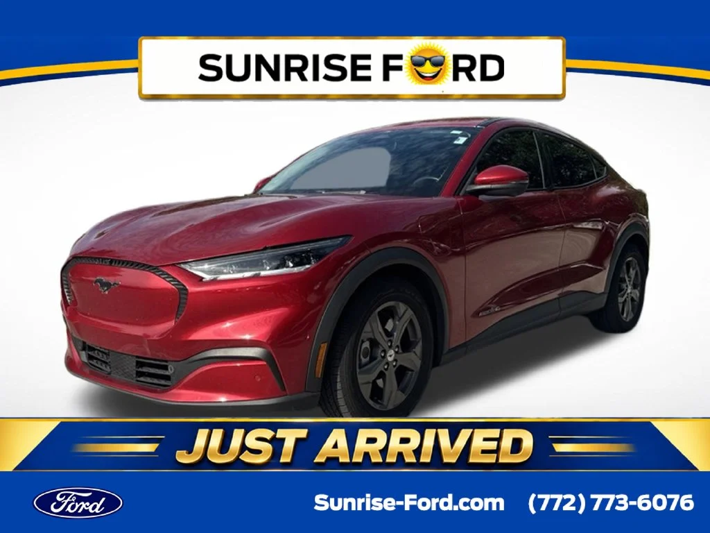 Used 2021 Red Ford Select image 1