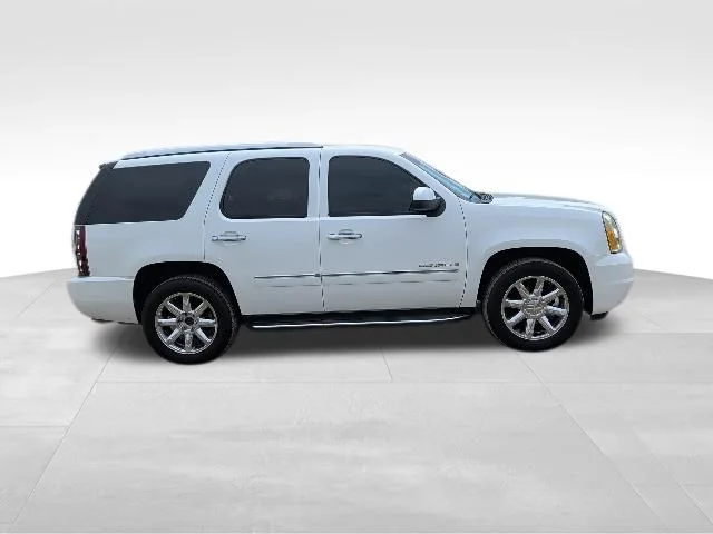 Used 2009 White GMC Denali image 2