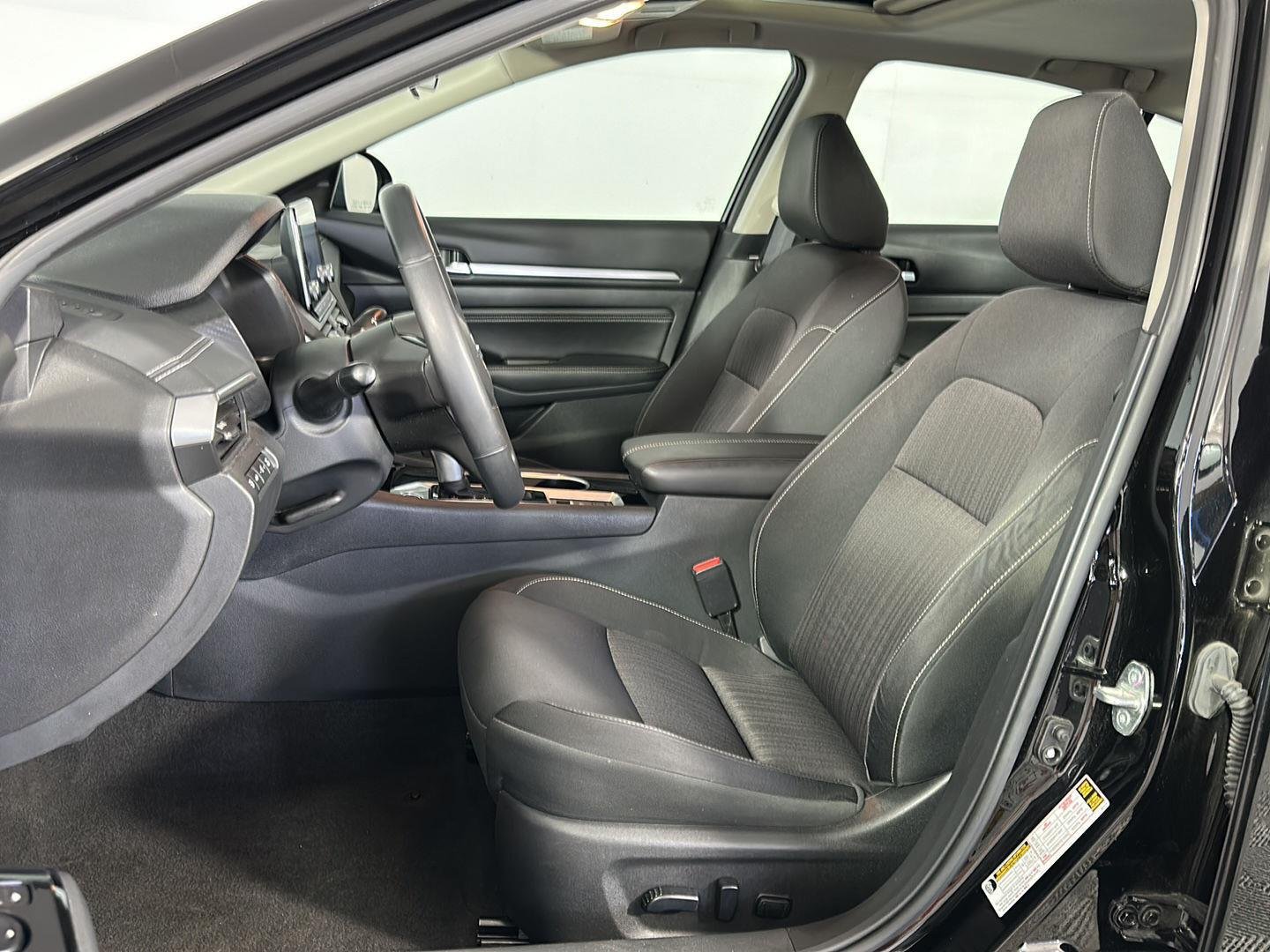 Used 2022 Super Black Nissan 2.5 SV image 15