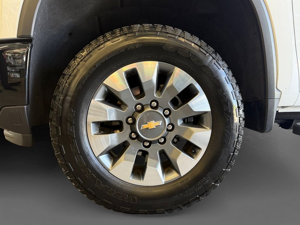 Used 2024 White Chevrolet Custom image 15