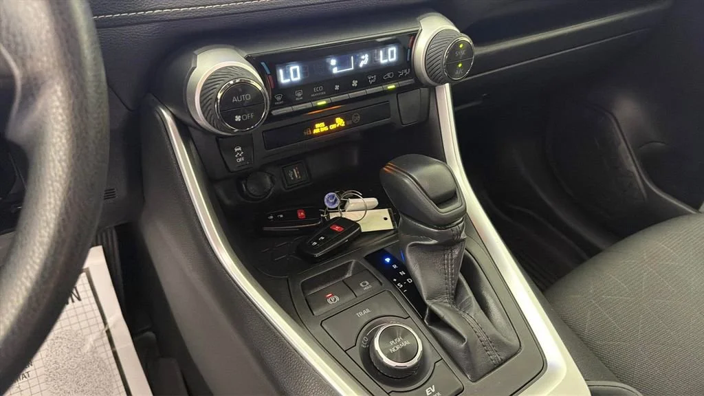 2025 Toyota RAV4 XLE - Photo 23