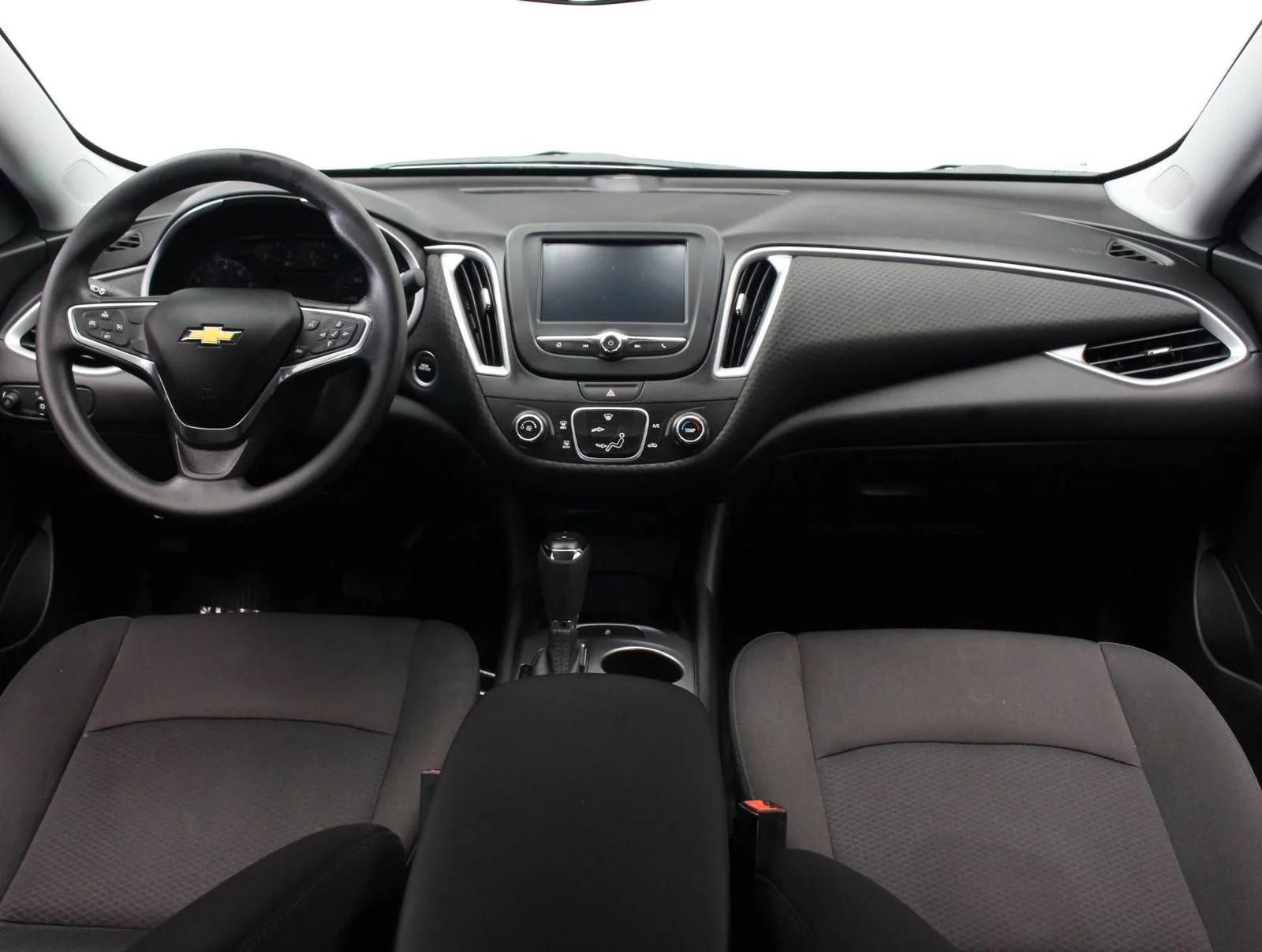 Used 2018 White Chevrolet LS image 15