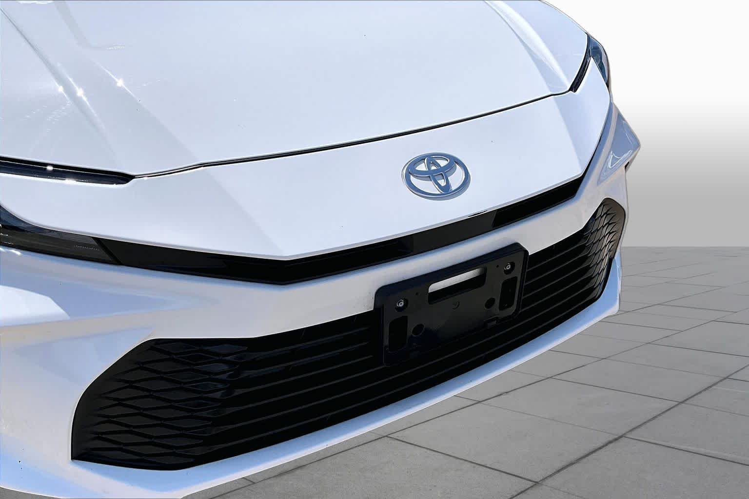 Used 2025 Ice Cap Toyota LE image 29