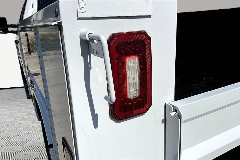 Used 2020 White Ford XL image 23