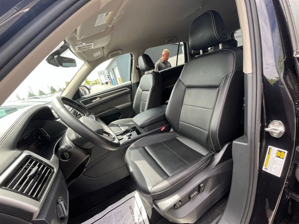 Used 2023 Black Volkswagen 3.6L V6 SE w/Technology image 10