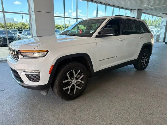 Used 2025 White Jeep Limited image 3