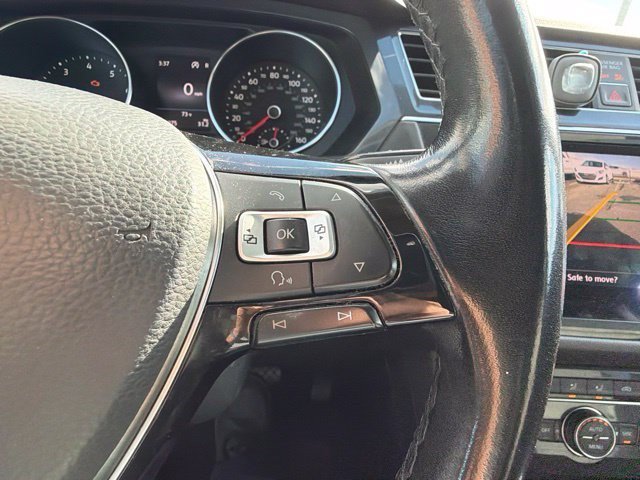 Used 2018 Pearl Metallic Volkswagen SE image 22
