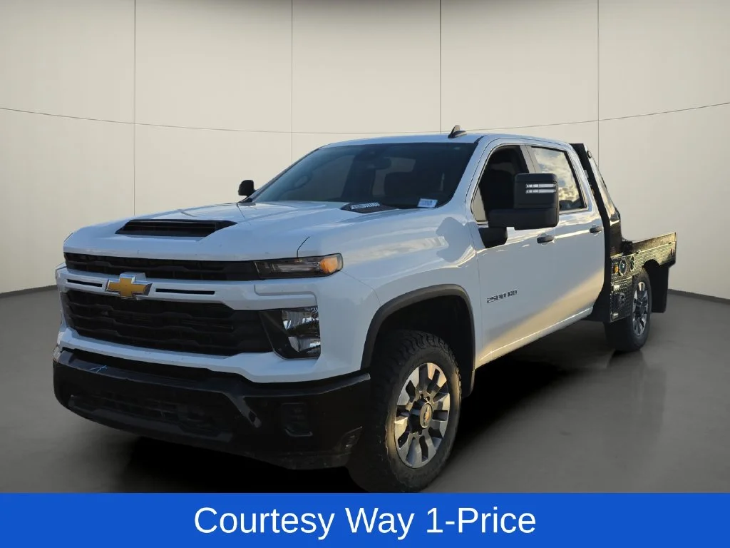 Used 2025 White Chevrolet Custom image 4