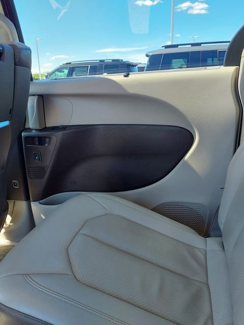 Used 2019 Velvet Chrysler Touring L Plus image 19