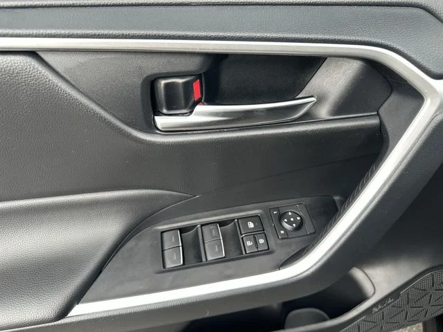 2024 Toyota RAV4 XLE - Photo 13