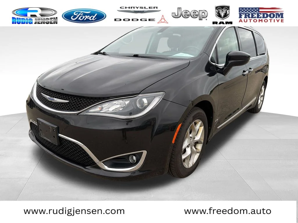 2018 Chrysler Pacifica Touring L Plus's photo