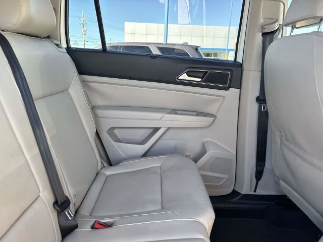 Used 2018 White Volkswagen 3.6L V6 SE image 16