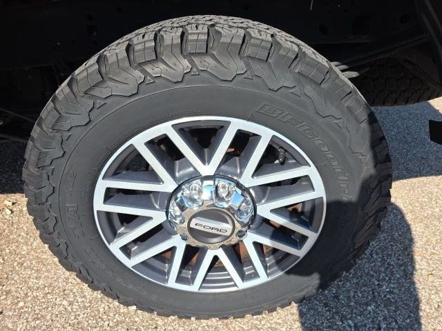 Used 2017  Ford Lariat image 6