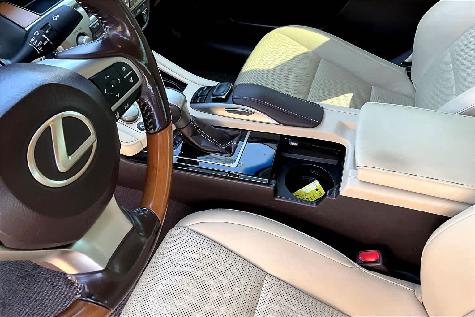 Used 2016 Eminent White Pearl Lexus Hybrid image 16