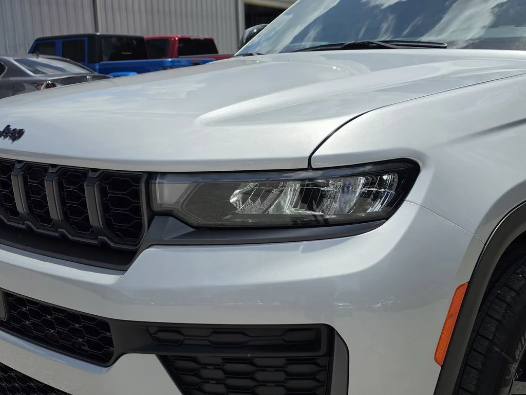 New 2026 Silver Zynith Exterior Paint Jeep Altitude image 7