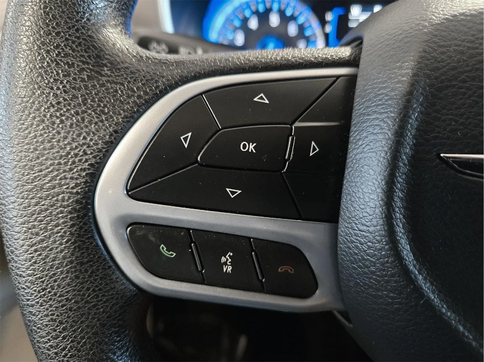 Used 2019 Granite Crystal Metallic Clearcoat Chrysler L image 13