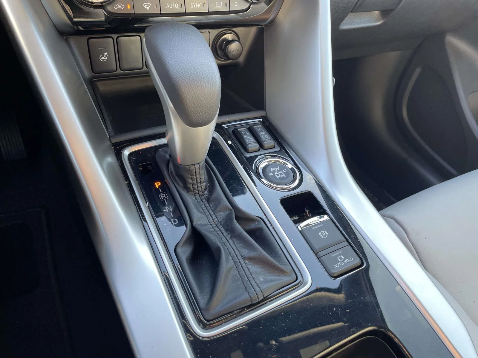 Used 2024 Mercury Gray Metallic Mitsubishi SEL image 20