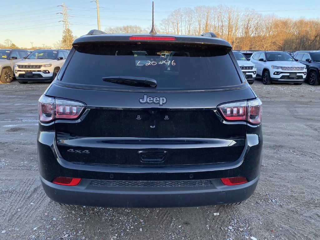 New 2026 Diamond Black Crystal Pearl-Coat Exterior Paint Jeep Limited image 4
