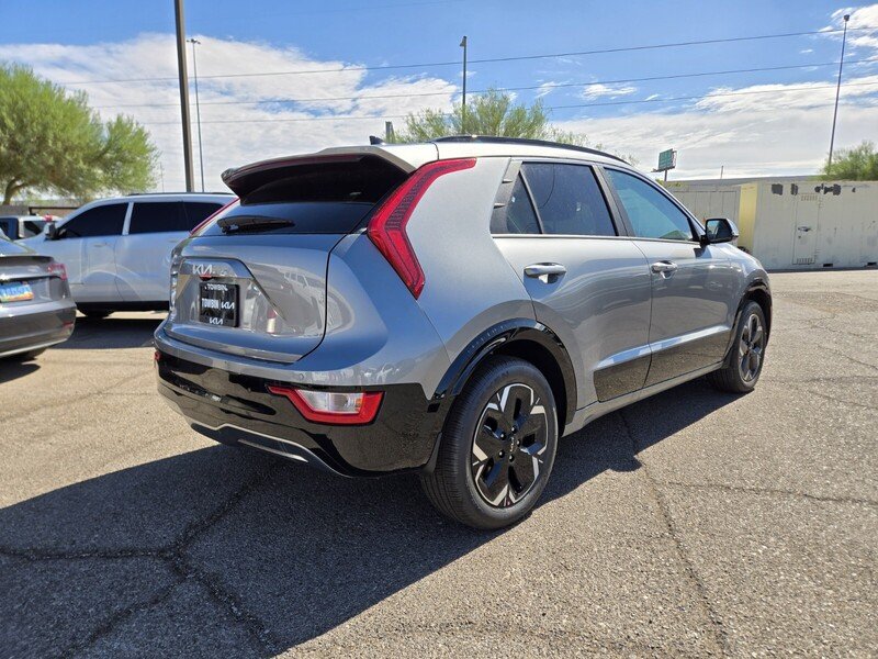 New 2026 Steel Gray Kia WIND image 3