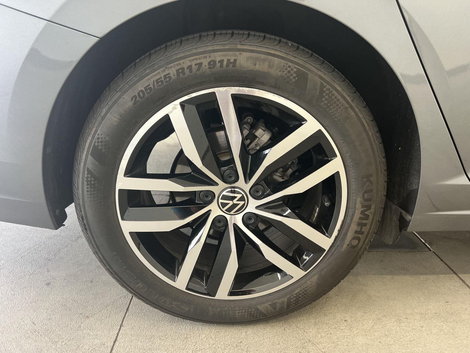 Used 2025 GRAY Volkswagen SE image 13