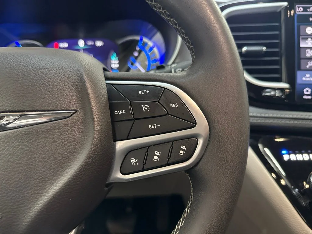 Used 2024 Diamond Black Crystal Pearlcoat Chrysler Select image 20