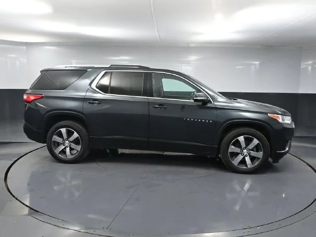 Used 2018 Gray Chevrolet 3LT image 2