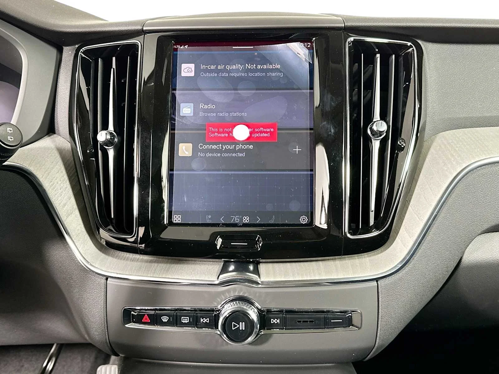 Certified Used 2025 Vapour Grey Volvo Plus image 13
