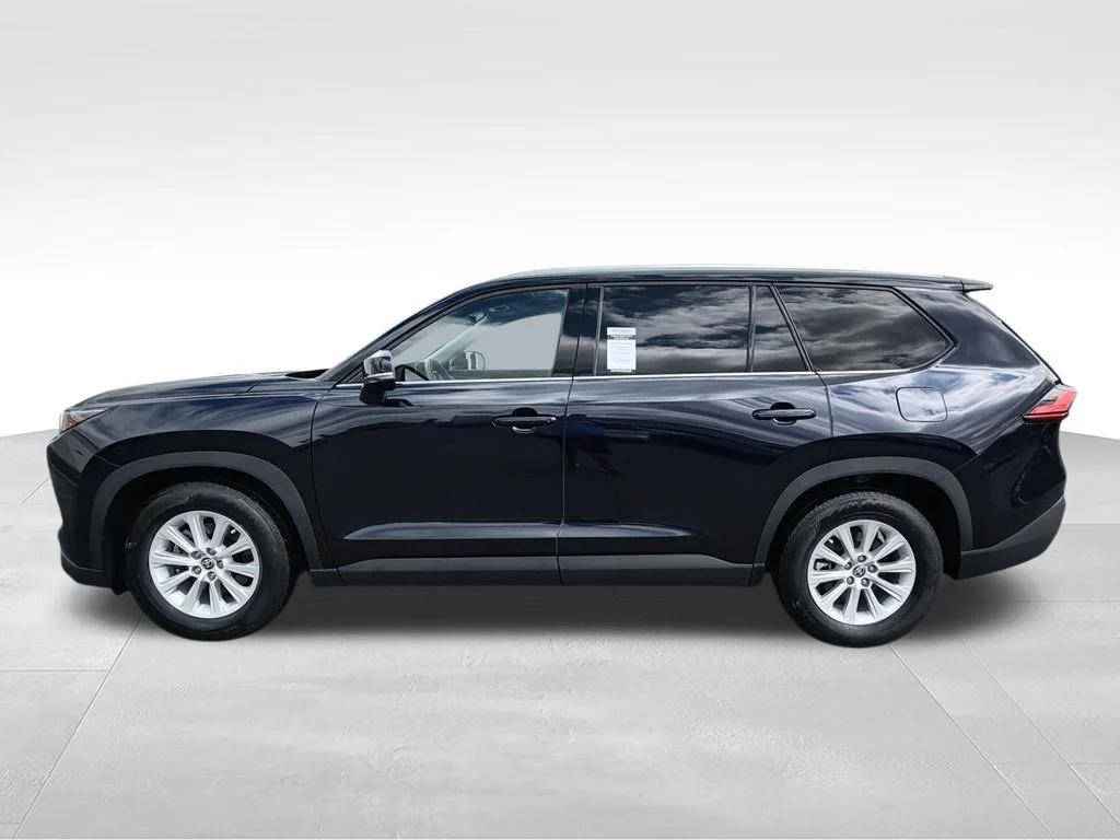 Used 2024  Toyota XLE image 5