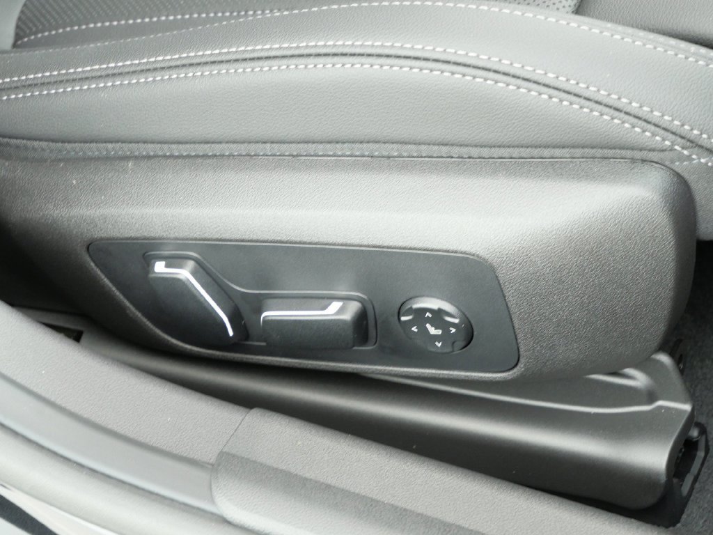 New 2026 Black Sapphire Metallic BMW 330i xDrive image 22