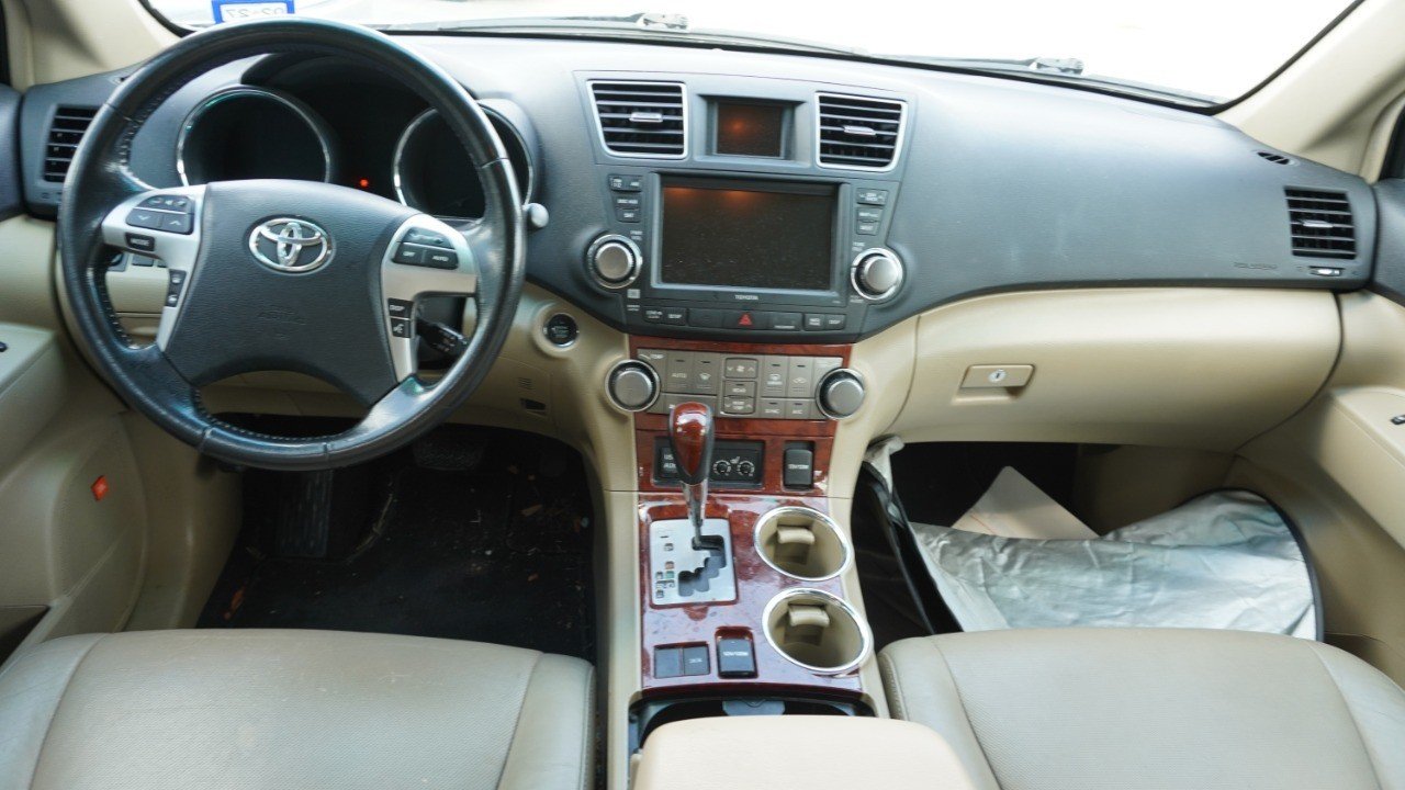 Used 2011 White Toyota Limited image 15