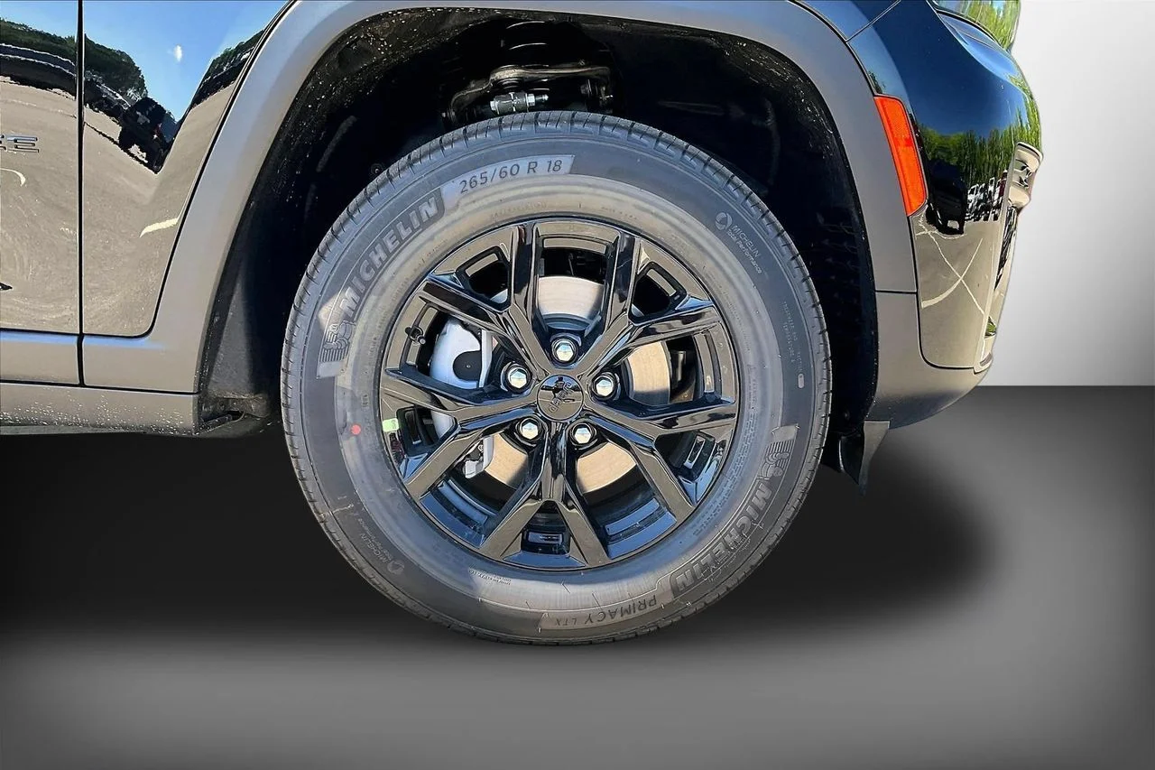 New 2026 Diamond Black Crystal Pearlcoat Jeep Altitude image 32