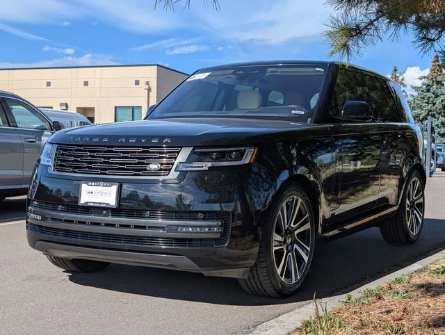 Used 2023  Land Rover SE image 5