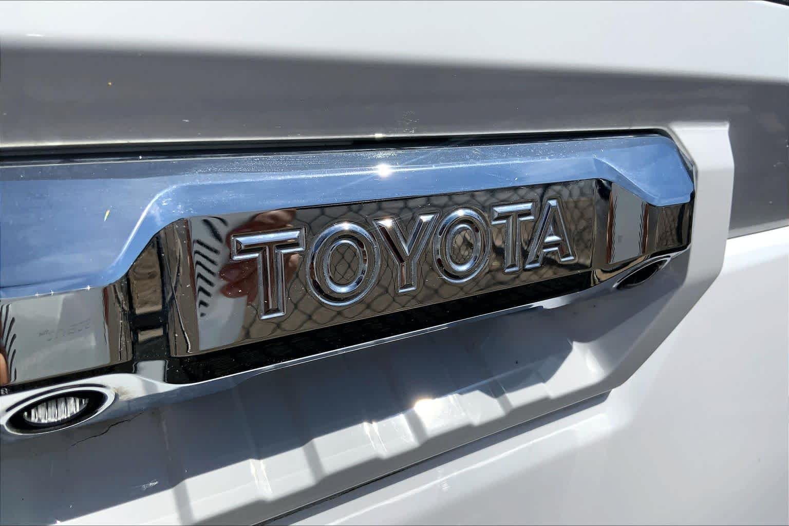Used 2023 Ice Cap Toyota Limited image 32